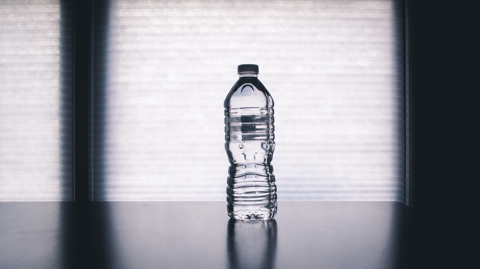 窓辺の水のボトル